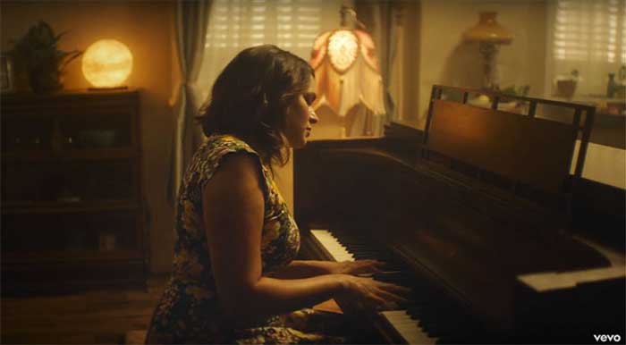 Norah Jones' Carry On video screenshot