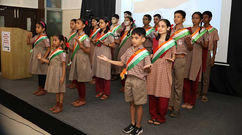 Hearing impaired students
of VSS Pragati Vidyalaya,
Dadar (W), Mumbai, perform
the National Anthem