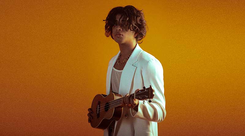 Tsumyoki holding a guitar